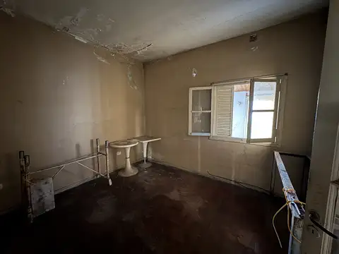 Casa 3 ambientes amplios con fondo y terraza a refaccionar. Oportunidad!