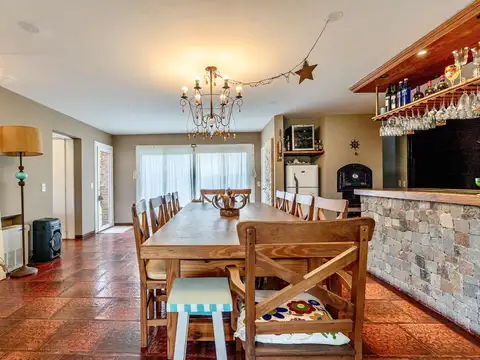 Casa en Venta con 4 cocheras