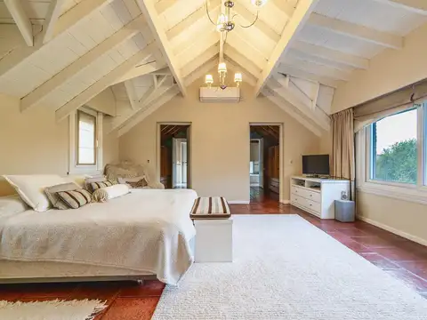 Casa 7 ambientes con 5 baños