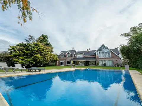 Casa 7 ambientes con 5 baños
