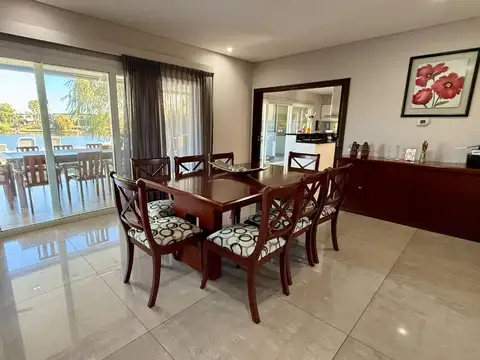Casa en Alquiler con 4 cocheras