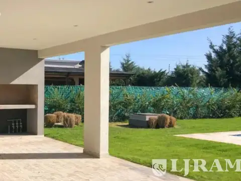Casa en Venta con 2 cocheras