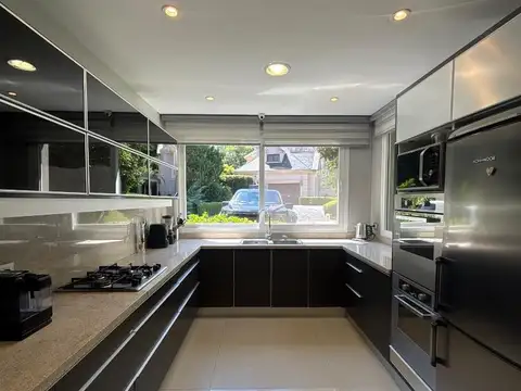 Casa 5 ambientes con 4 baños