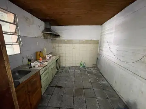 OPORTUNIDAD  LOTE CON CASA A DEMOLER (BERISSO)