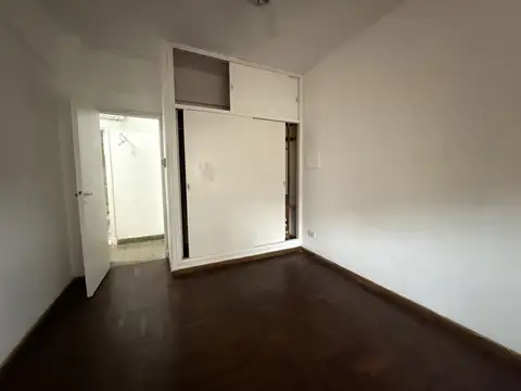 DEPARTAMENTO AV. COLÓN .CENTRO,CON PATIO