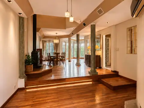 Casa en Venta con 3 cocheras
