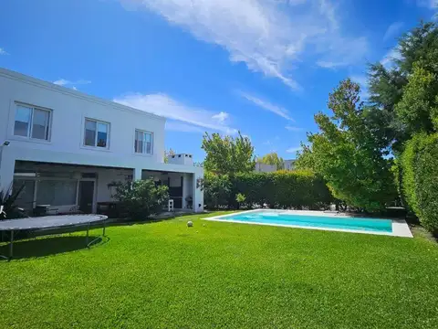 Excelente Casa en Venta, Muy Bien Ubicada de 4 Dorm + Dep Serv