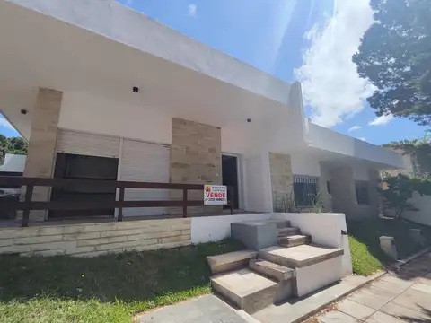 Amplia casa en esquina de 4 ambientes a 2 cuadras del mar!