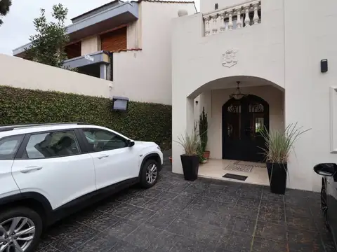 Casa 7 ambientes con 3 baños