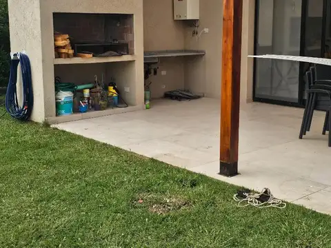 Casa en Alquiler con 2 cocheras