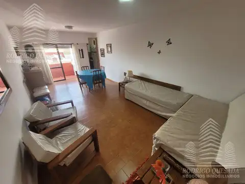 Amplio, departamento 2 ambientes con cochera sobre Av. Costanera!