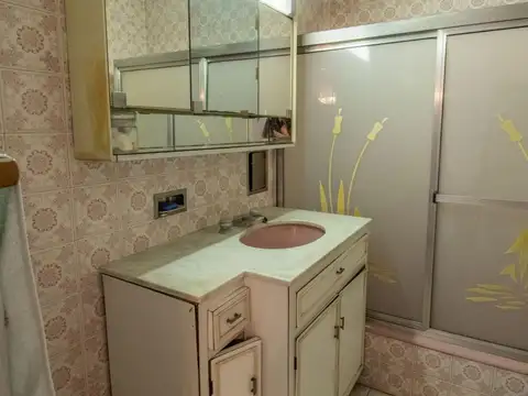 CASA   EN VENTA 6 AMBIENTES CON COCHERA