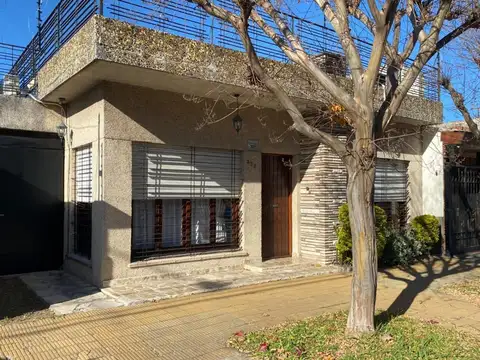 Venta Casa de 3 ambientes con jardín y garage Ramos Mejia