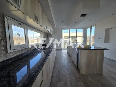 Casa 8 ambientes con 4 baños