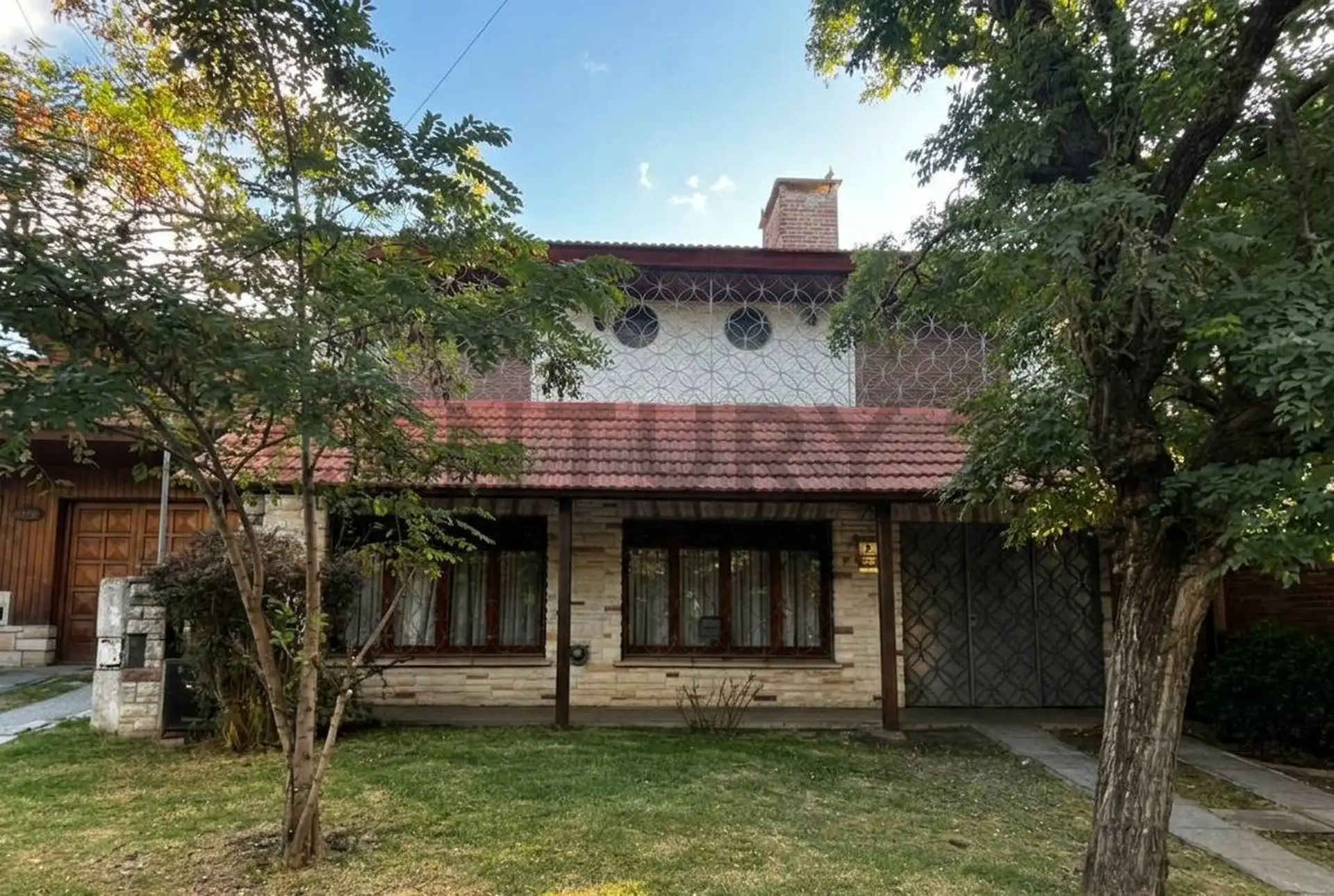 VENTA DE CHALET CON GRAN PATIO EN PUNTA MOGOTES