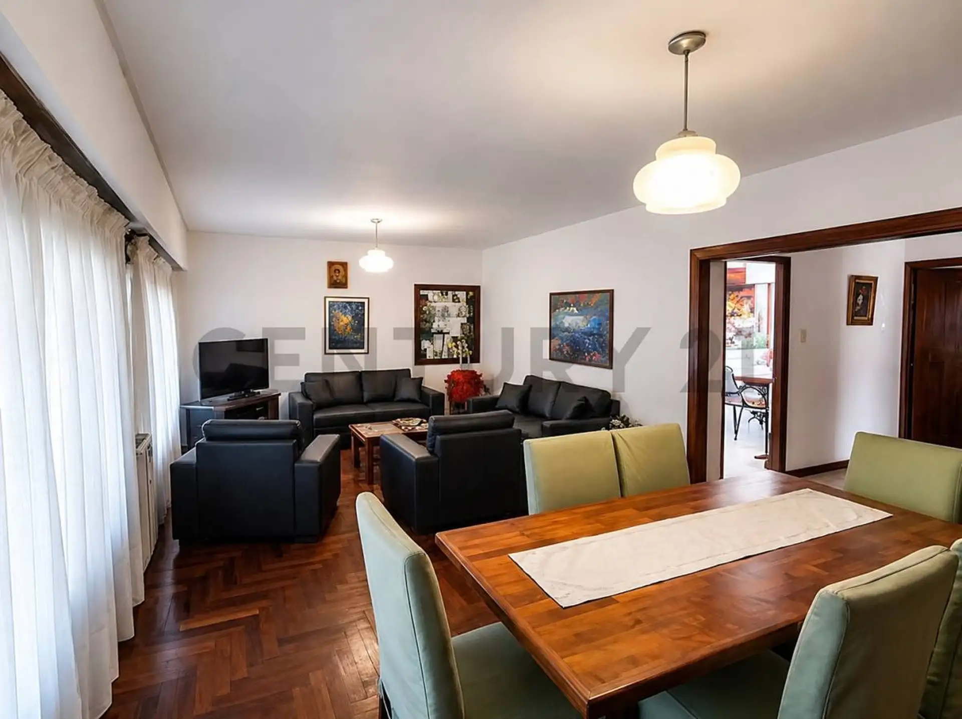 VENTA DE CHALET CON GRAN PATIO EN PUNTA MOGOTES