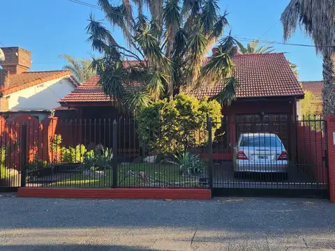 Chalet 3 ambientes c/ garaje y pileta - 100 m² Edificados - San Justo