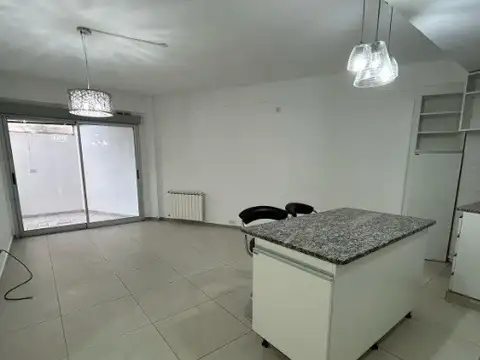 Departamento en Alquiler de 3 ambientes con cochera en el corazón de Bernal