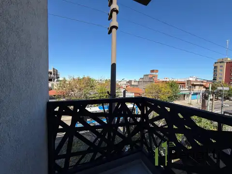 Departamento DOS AMBIENTES AL FRENTE con balcón en alquiler