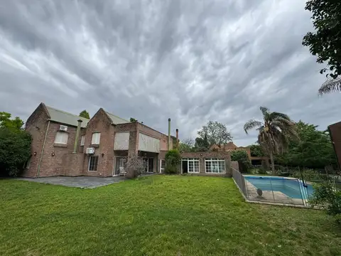 Casa en Alquiler con 2 cocheras