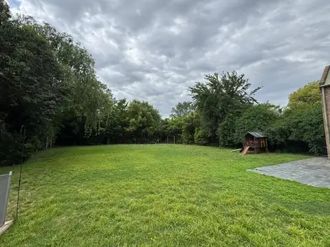 Casa en Alquiler con 2 cocheras