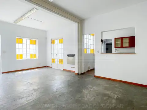 Galpón con vivienda y patio ubicado Olivos