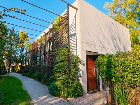 Casa en Alquiler con 2 cocheras