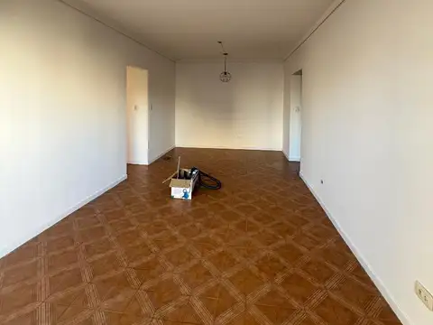 Departamento 3 amb con dependencia, gran living, balcon al frente, regia vista, cocina con lav. indep. Mts foco comercial Av Nazca