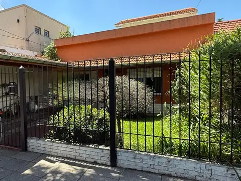 Chalet en 2 Plantas con Hermoso Jardín y Piscina