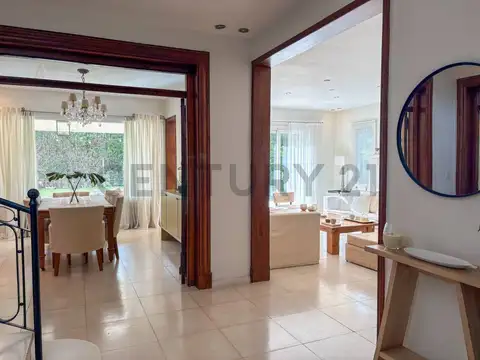 Casa 8 ambientes con 4 baños