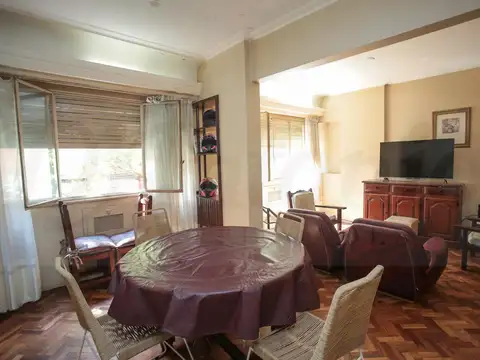 Departamento de 4 ambientes con dependencia de servicio. Apto Profesional