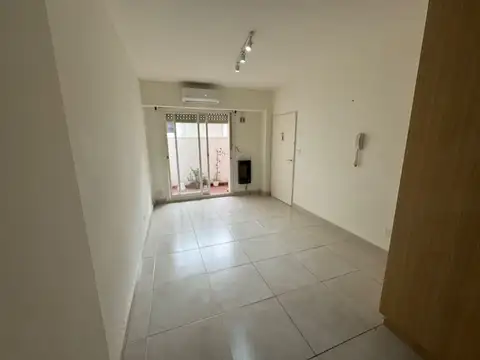 Alquiler Monoambiente con patio en Planta Baja.