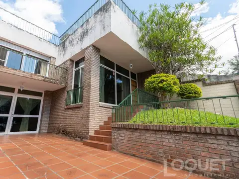 Casa de categoría en 7 Jefes con tres dormitorios, cochera y patio.