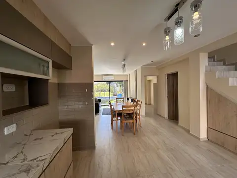 Casa en Venta con 2 cocheras