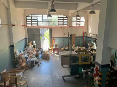 Galpon industrial/ Deposito  en funcionamiento doble frente Porton corredizo 