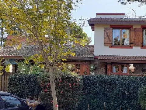 SE VENDE ELEGANTE CHALET EN VILLA GESELL !!!!