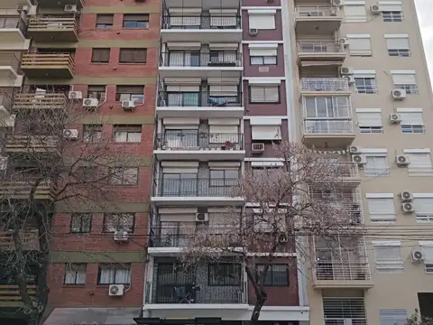 2 AMPLIOS  AMBIENTES APTO PROFESIONAL CON EXCELENTE UBICACION SOBRE AVDA. LA PLATA  E/ CHACO Y ROSARIO