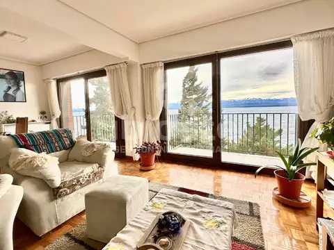 AMPLIO DEPARTAMENTO CON VISTA AL LAGO NAHUEL HUAPI, FRENTE A LA CATEDRAL