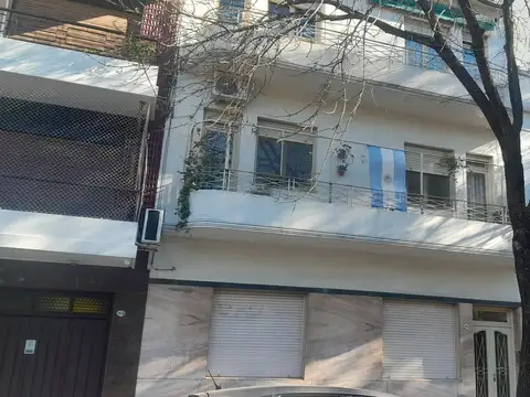 2 AMPLIOS AMBIENTES PISO 2do. POR ESCALERA CONTRAFRENTE VISTA ABIERTA
