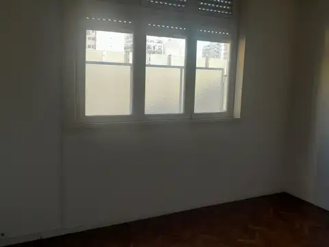 2 AMPLIOS AMBIENTES PISO 2do. POR ESCALERA CONTRAFRENTE VISTA ABIERTA