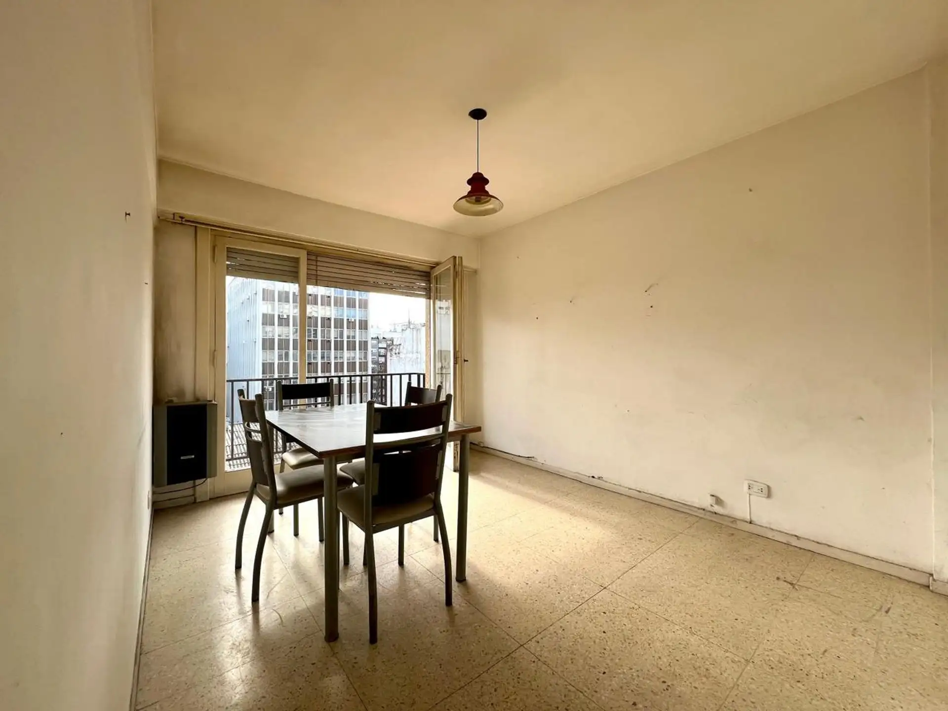 Venta depto 2 ambientes con balcón Plaza Colón