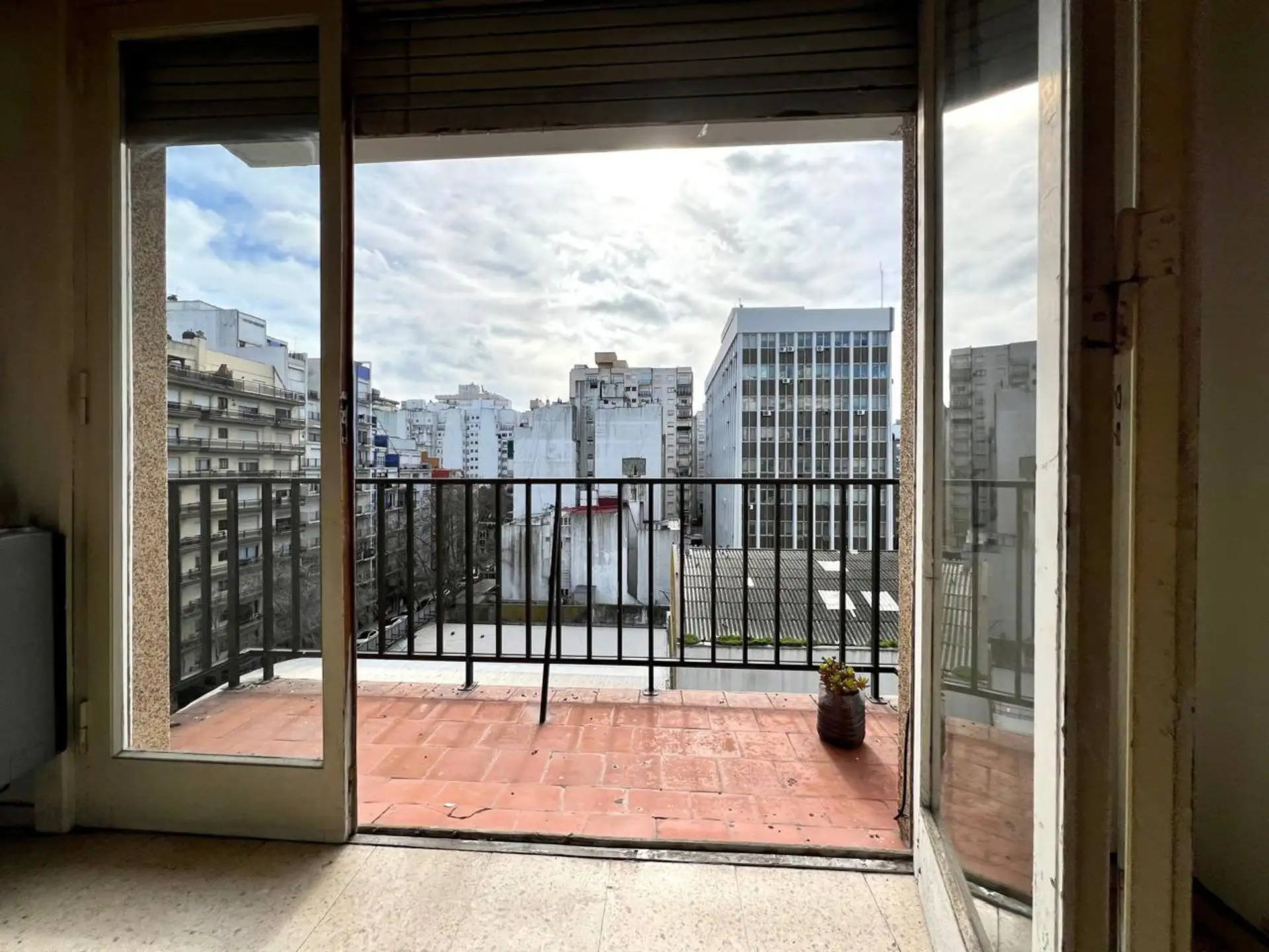 Venta depto 2 ambientes con balcón Plaza Colón