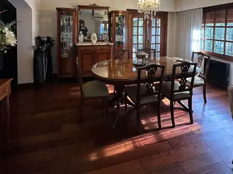 Casa 5 ambientes con 4 baños