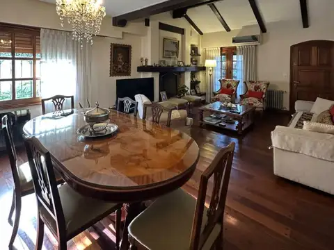Casa en Venta con 2 cocheras