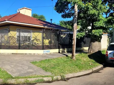 CHALET DE 3 AMBIENTES CON QUINCHO SEMICUBIERTO