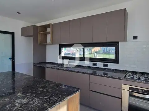 Casa en Venta con 4 cocheras