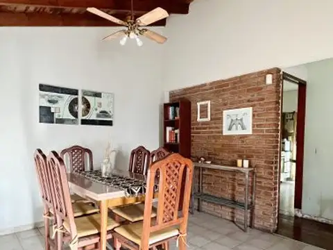 Chalet de 4 ambientes con cochera pasante y fondo libre