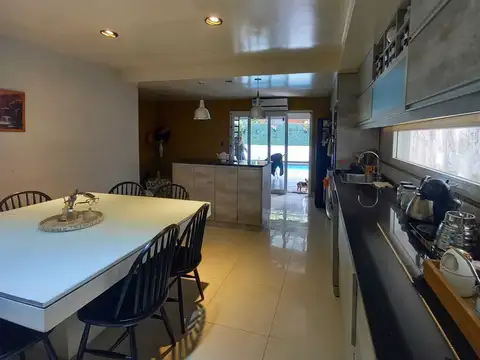 Casa 7 ambientes con 2 baños