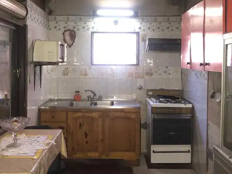Casa 6 ambientes con 2 baños
