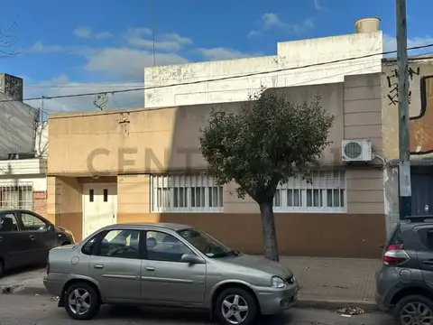 Casa con departamento en planta alta.